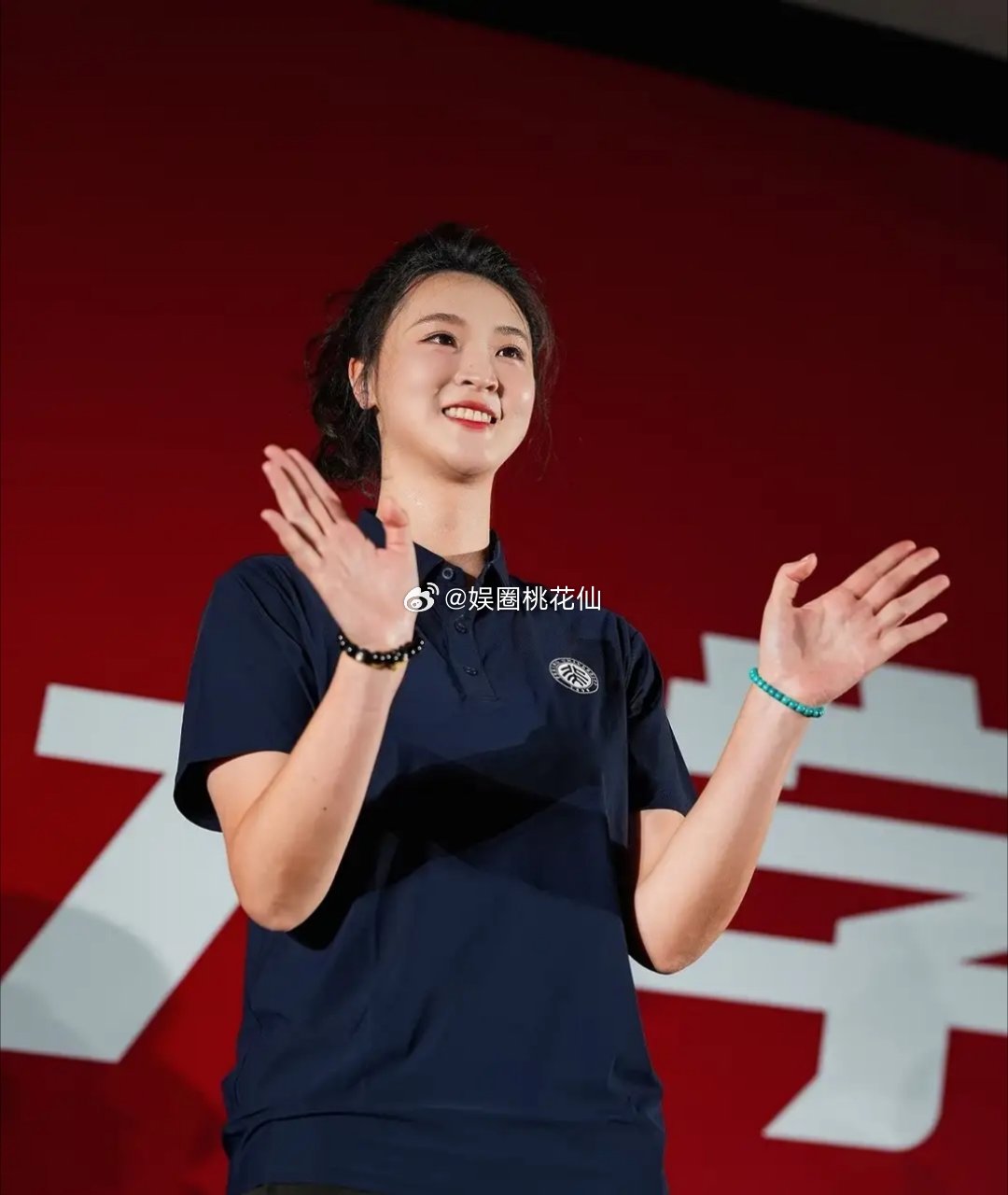 惠若琪出席北大开学第一跑，与学生互动好开心，演讲美得闪闪发光 ​​​