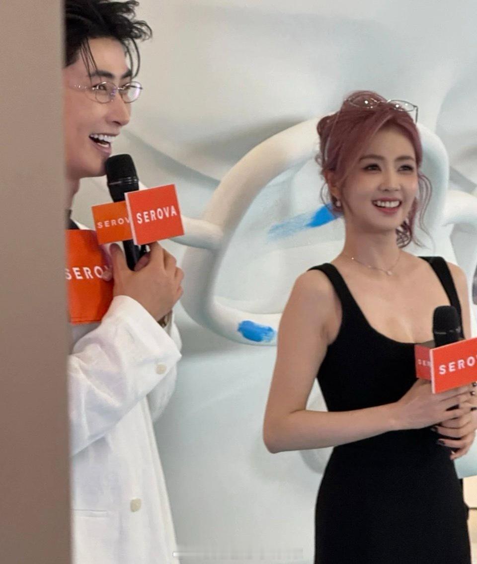 白鹿今天活动造型，粉发黑裙银色眼镜，如何？ ​​​