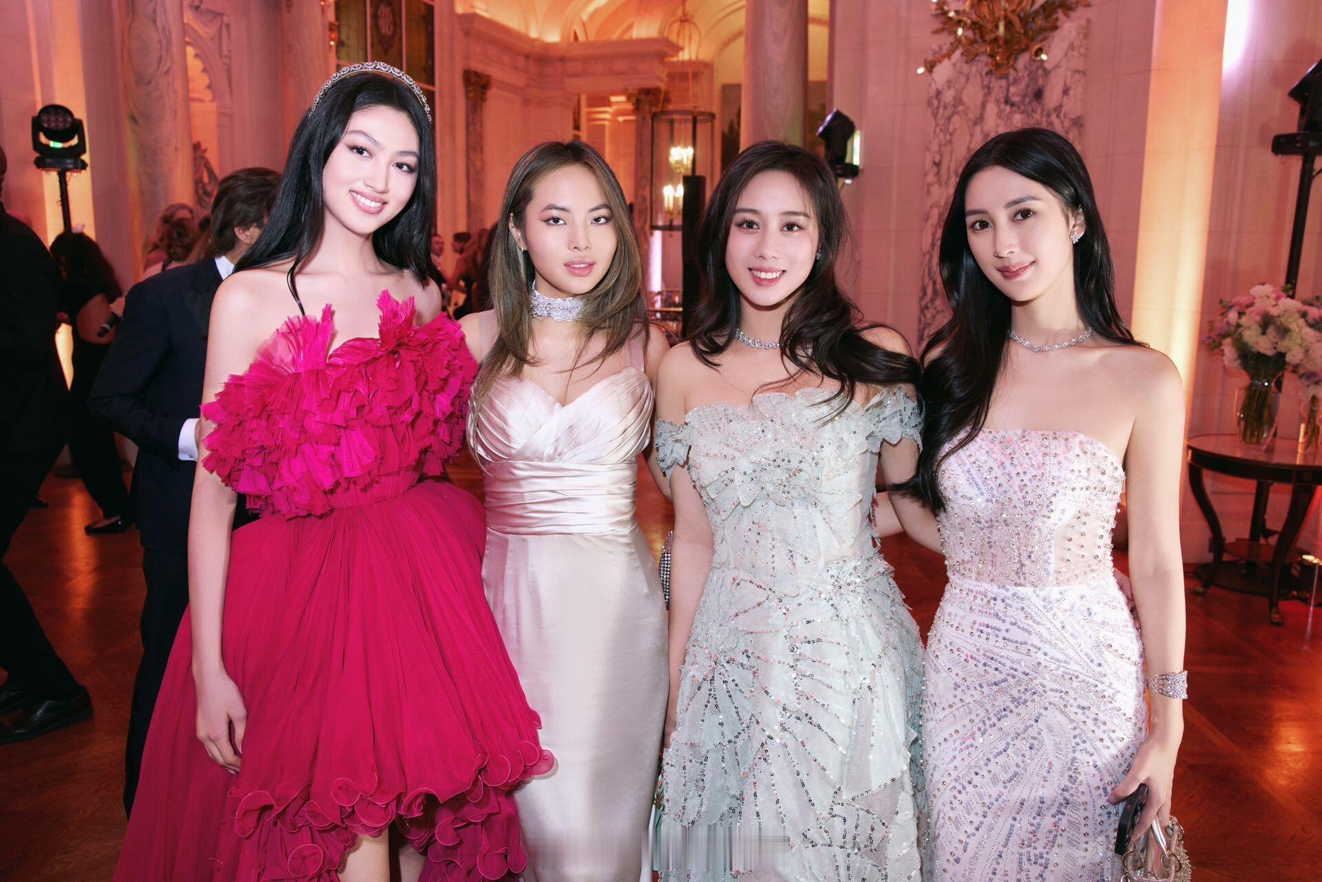 何超欣重返巴黎名媛舞会  何超欣参加巴黎名媛舞会 这个是真名媛了 