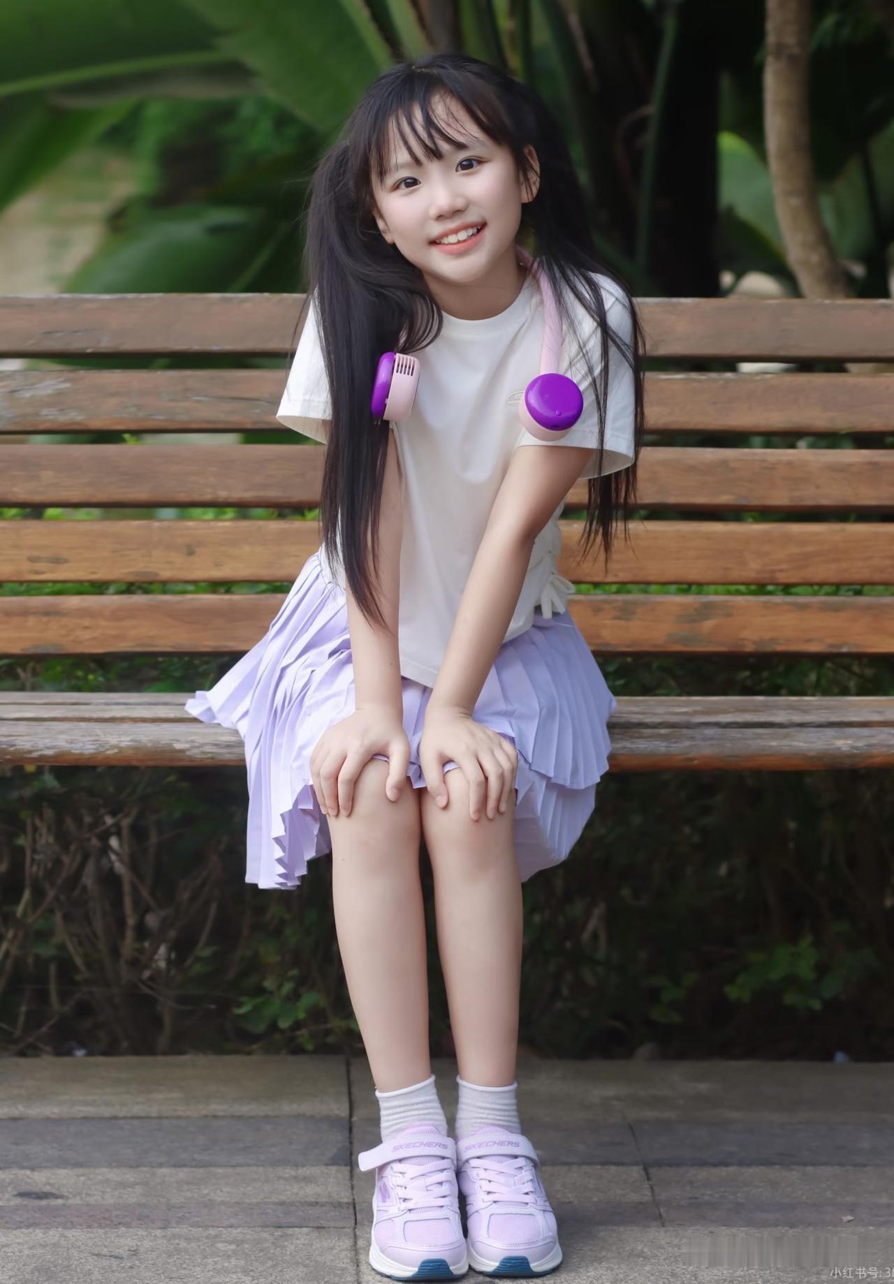 甜美少女风，粉色耳机和裙子，阳光下的微笑