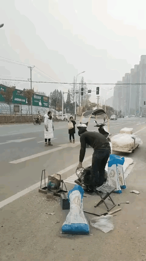 隔山打牛，这爆米花机堪称迫击炮啊，只是打得不太准，这下子半年白干了这，赔钱吧。