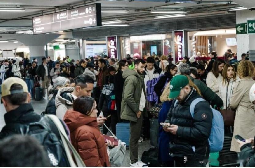 西班牙南部发生一起高速列车出轨事故，造成至少10人死亡。
西班牙国民警卫队说，西