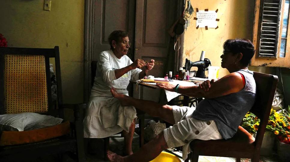 古巴的电网崩溃，整个国家几乎全部断电
古巴在周一整个电网突然全面崩溃后陷入前所未