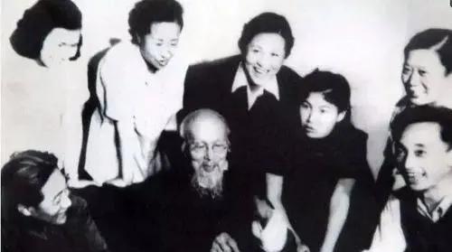 1952年8月，88岁的齐白石第一次见新凤霞就丑态毕露，目不错睛地盯住对方，双手