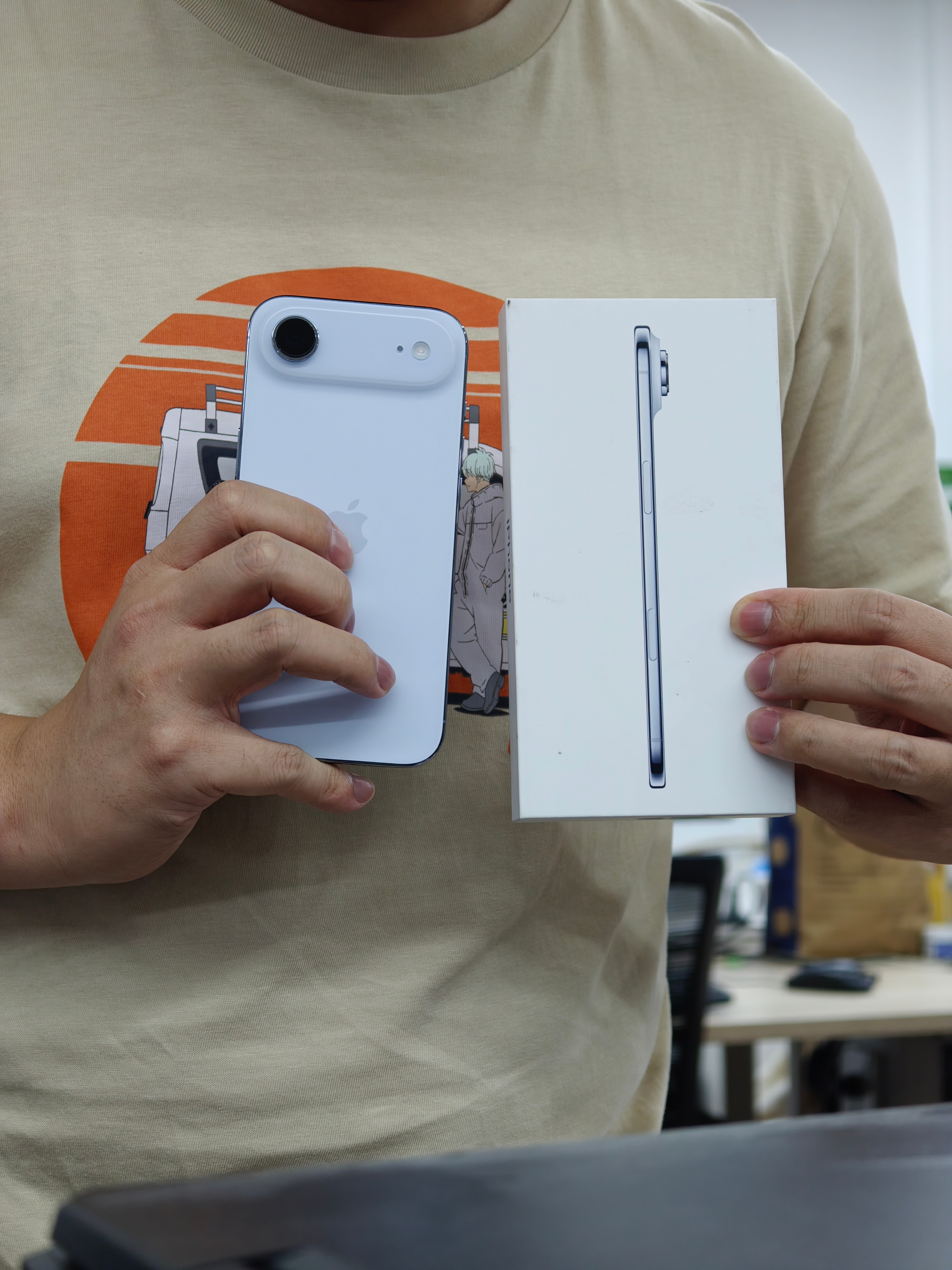 我那位iPhone15 Pro电量掉1%，因强迫症又买了一台全新iPhone15