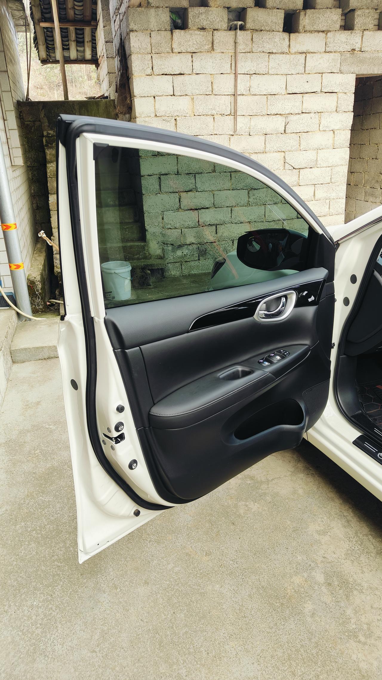 轩逸经典的车门安全吗？
里面有没有防撞梁哦？
反正车门铁皮很薄