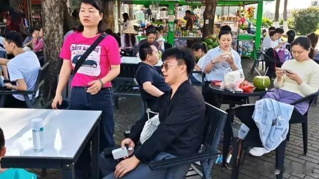 请对下联！

上联：秀发垂肩添妩媚
下联：云鬟盘头挺精神
        （下联