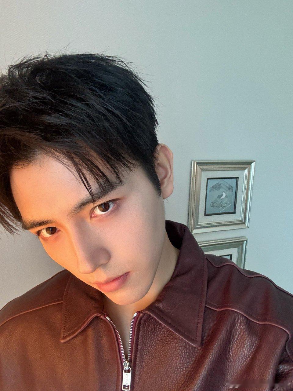 陈飞宇看见啥了这是让人眼前一亮，太惊艳了呀！陈飞宇 帅得我一愣一愣的，太迷人了吧