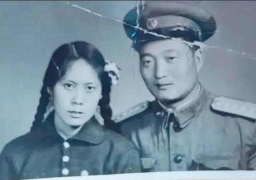 泪目了!云南一96岁退休教师去世，学校翻找资料才发现:这个老教师居然获得过3次特