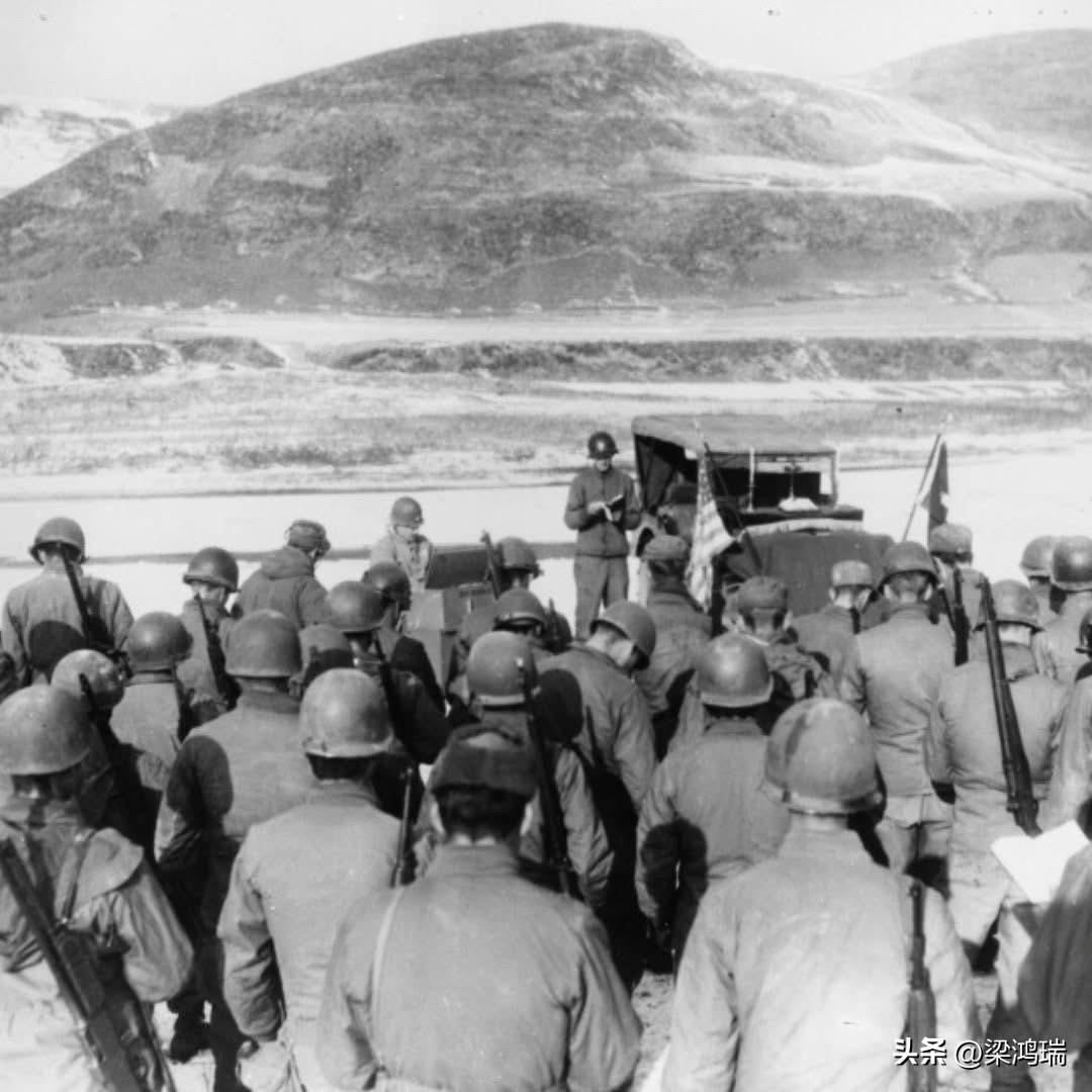 这张照片记录了朝鲜战争期间一个极具象征意义的时刻。

这张照片拍摄于 1950年