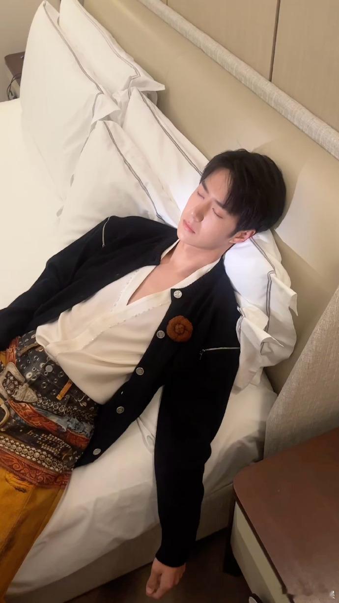 #王一博素颜动态起床# ​​​#王一博风格的对镜拍#王一博的床照与对镜拍散发着独