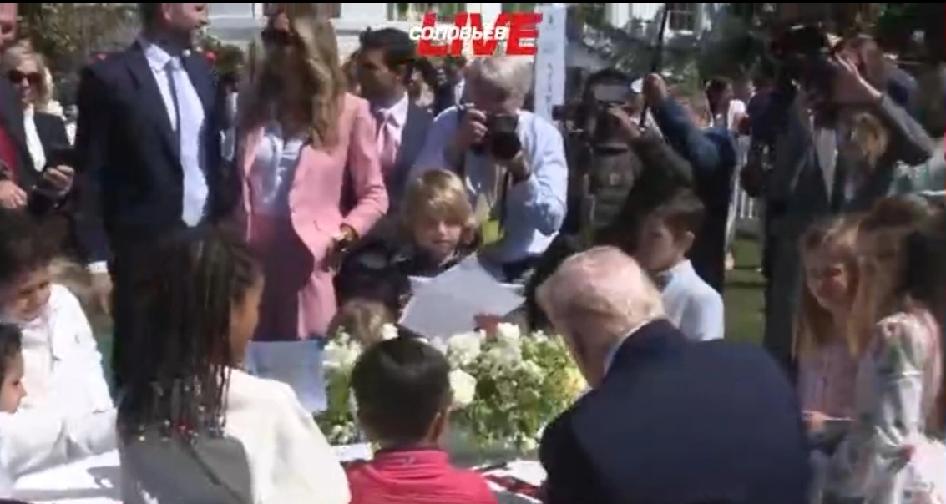 特朗普爆料：拜登身体已无法亲自签字，文件全靠自动签名机代签。
 
他称白宫人员整