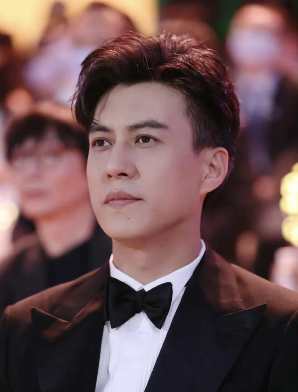 靳东和妻子李佳感情十分稳固，并非靠财产捆绑。李佳26岁就凭《暖》拿下东京影后，事