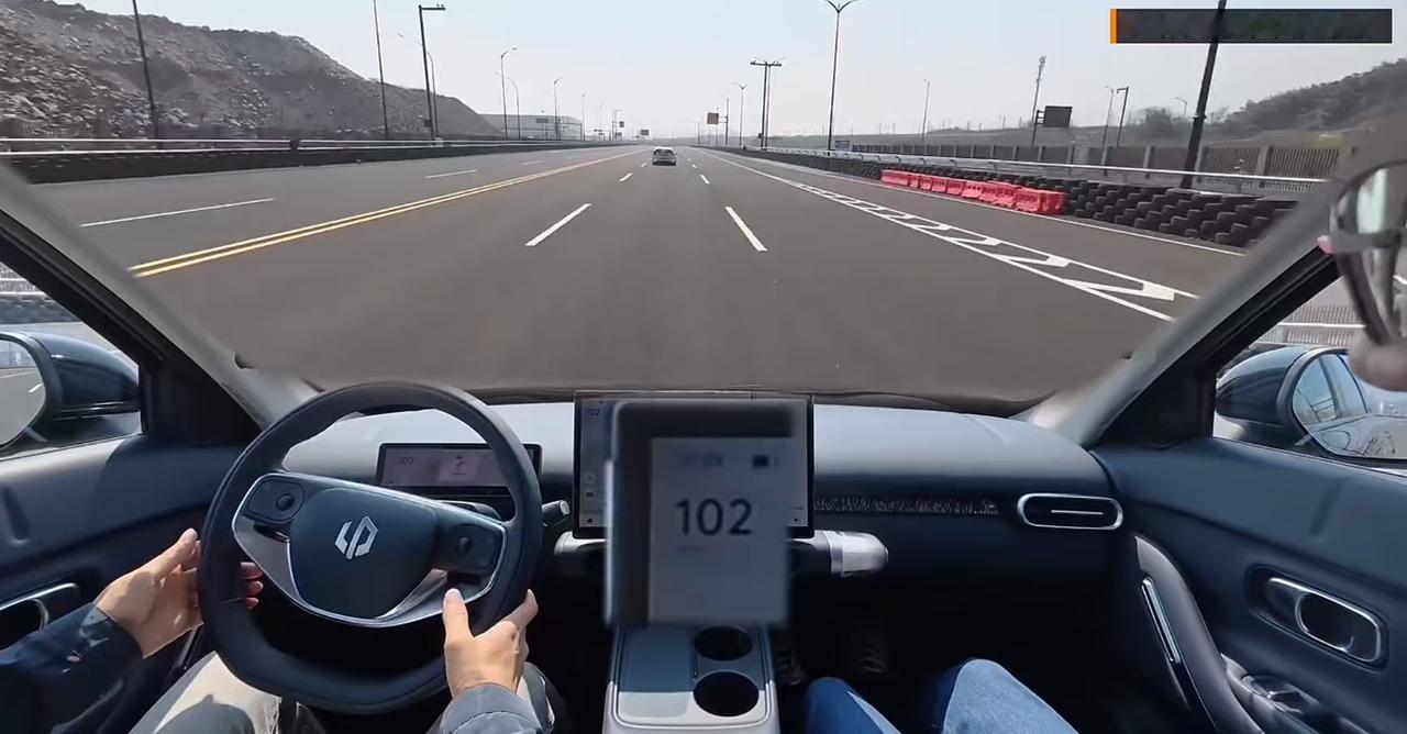 零跑把端到端辅助驾驶下放到10万级？看完CEO亲自实测，才知道这台车什么水平！