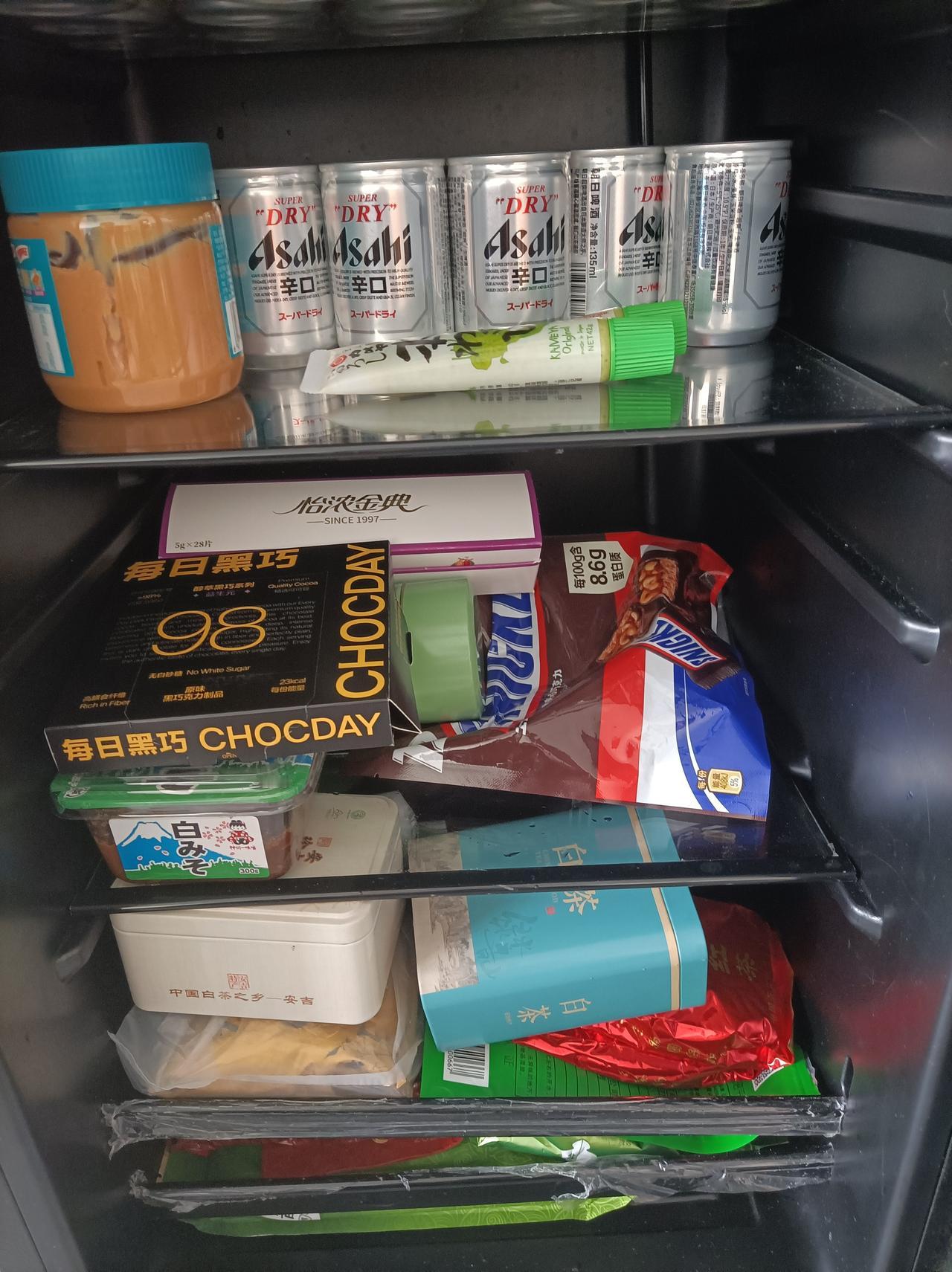 你家今年春节都买了哪些年货春节年货一大堆，吃的喝的都有，冰箱都塞滿了