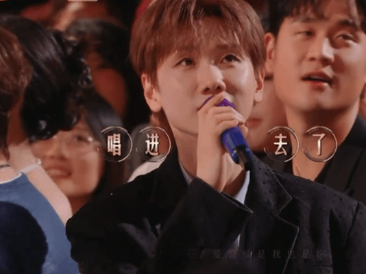 颜人中不理人汪苏泷就把他麦抢走 笑到打滚！2026年声生不息，颜人中递麦，汪苏泷