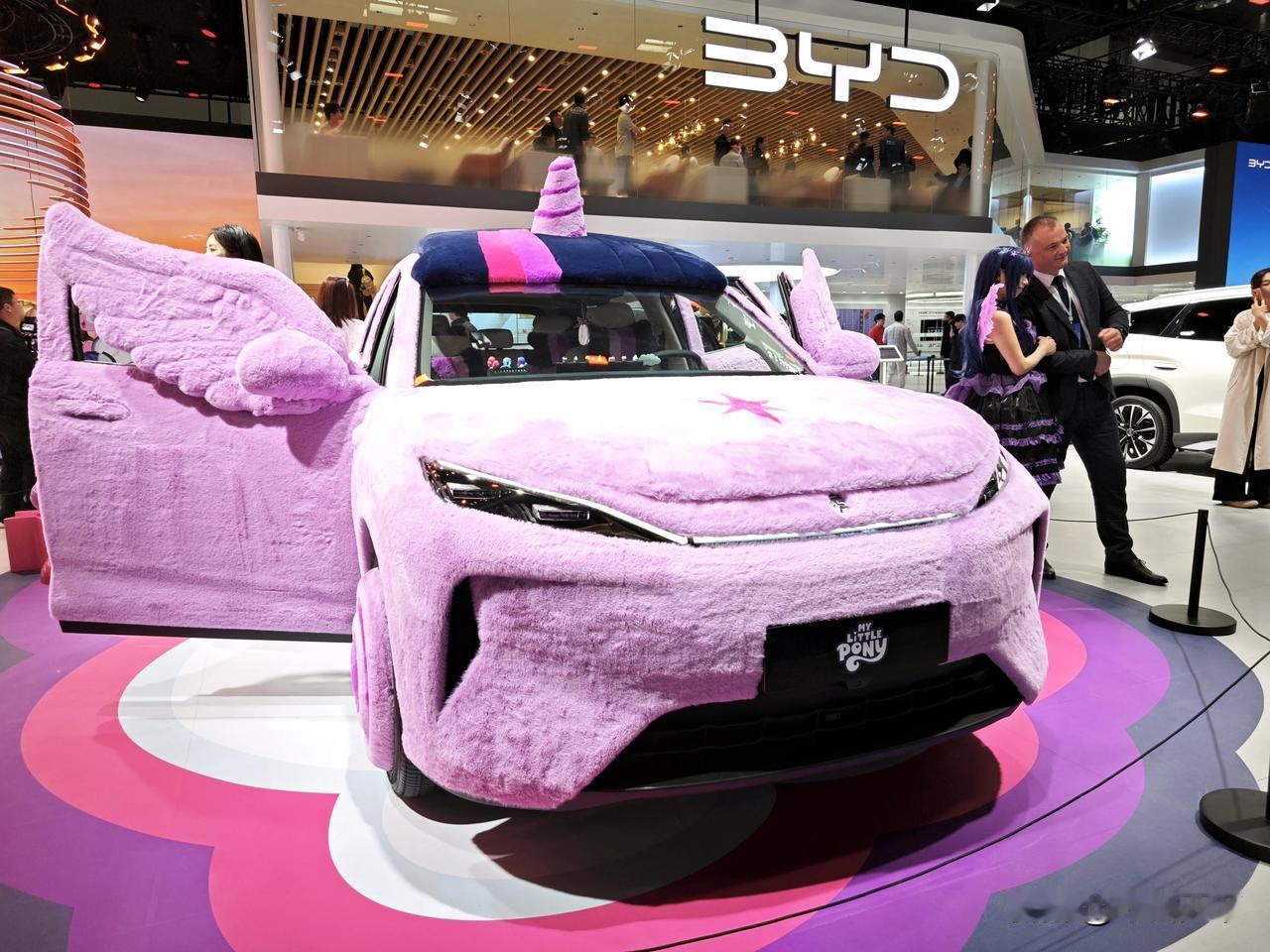 今年的北京车展据说比往年面积大了1.7倍，加了相邻的首都会展中心部分，走两万步跟