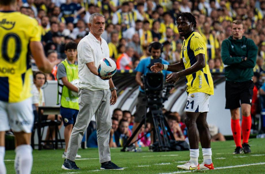 皇马10号38球姆巴佩可以出场迎战穆帅的本菲卡队。
2月18日，穆帅的本菲卡队将