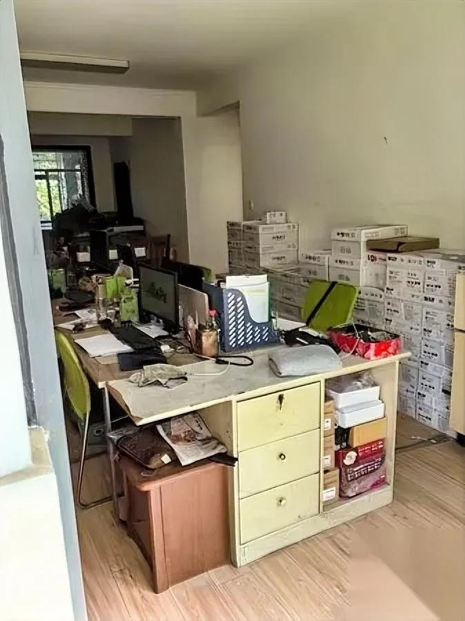 今天面试踩进居民楼，门一开差点掉头走——

客厅摆两张折叠桌，老板坐最里面啃包子