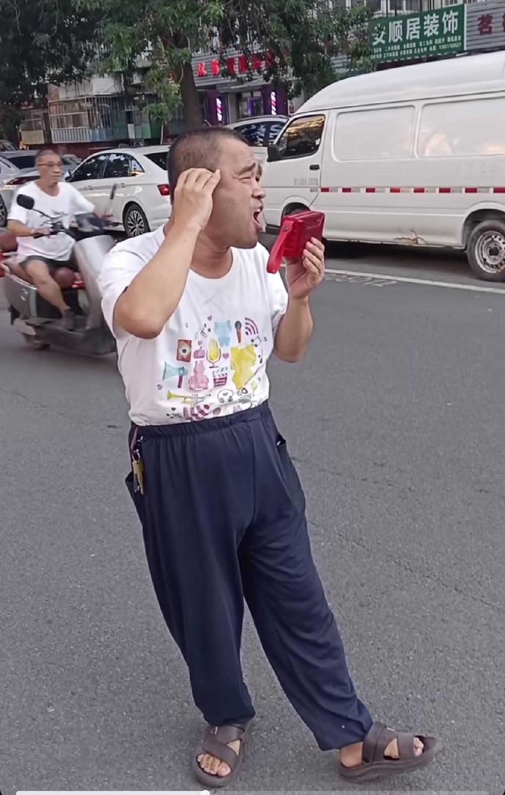 人一定要有追求，每天看到这位戏不离口，每天坚持数年人家是自娱自乐，人家还不扰民，