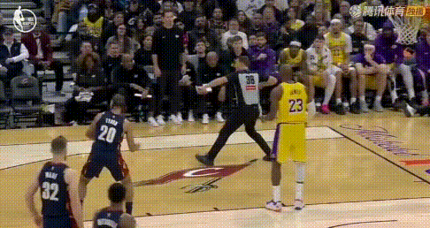 尊重呢？詹姆斯竟被无名小子比射箭！
图1-2：詹姆斯进攻犯规，泰森学裁判手势仿佛