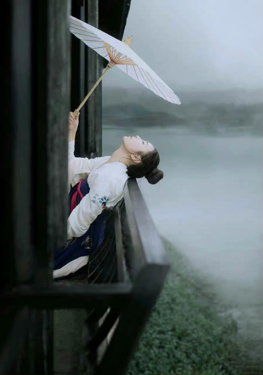过度的清醒，会让人觉得薄凉冷漠，过度的沉醉，又会让人感到浮浅迷离，所以，完美的人