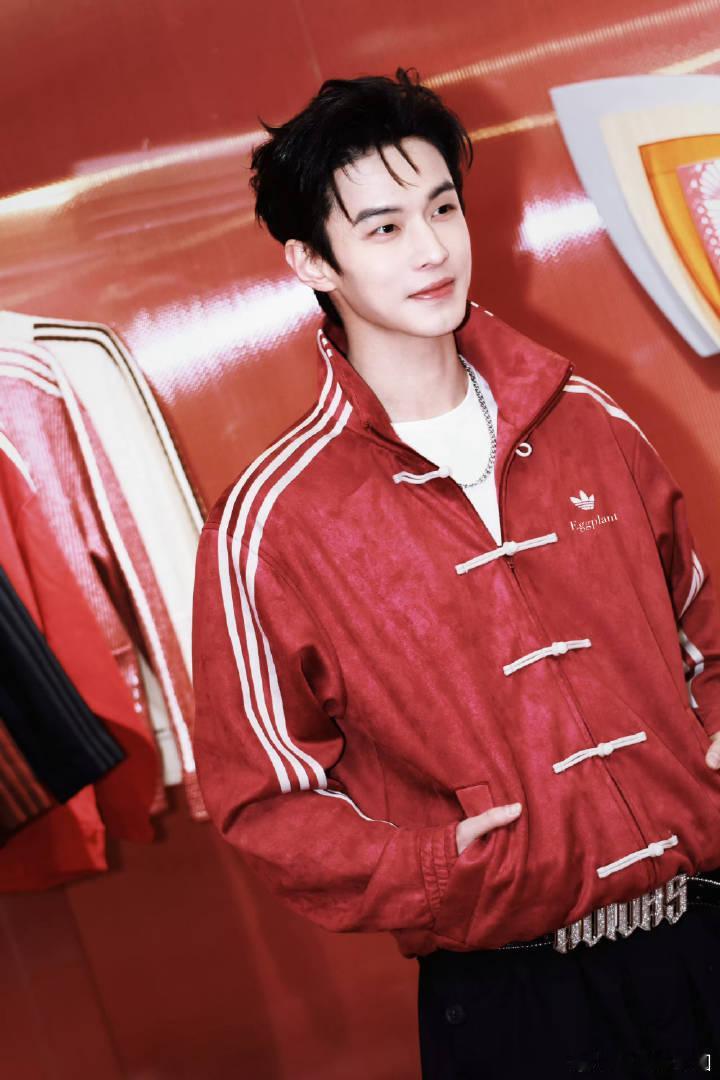 今日份 何与 ！真的很潮耶，可酷可甜