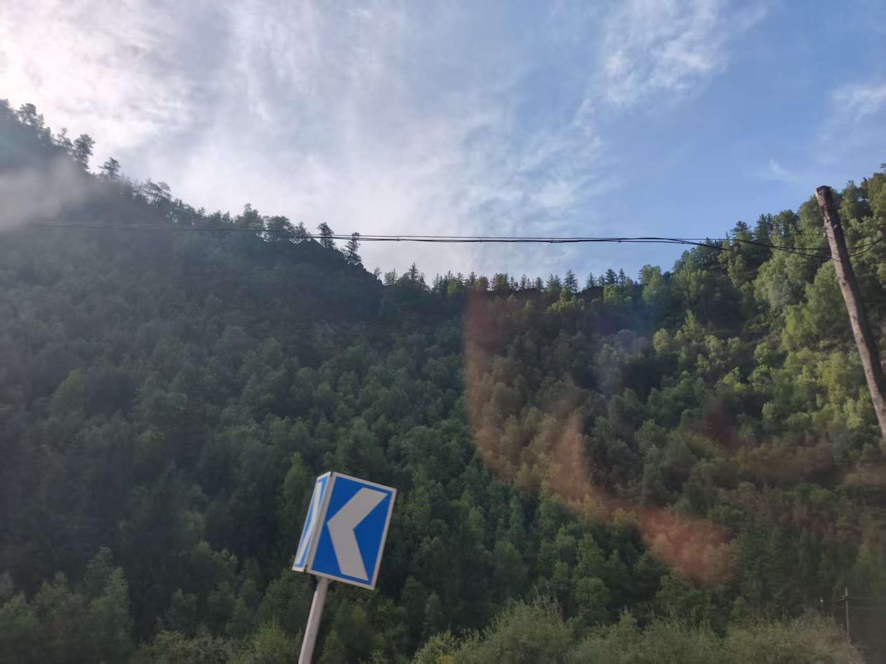 山间小路，转弯处，风景如画。太阳西下……