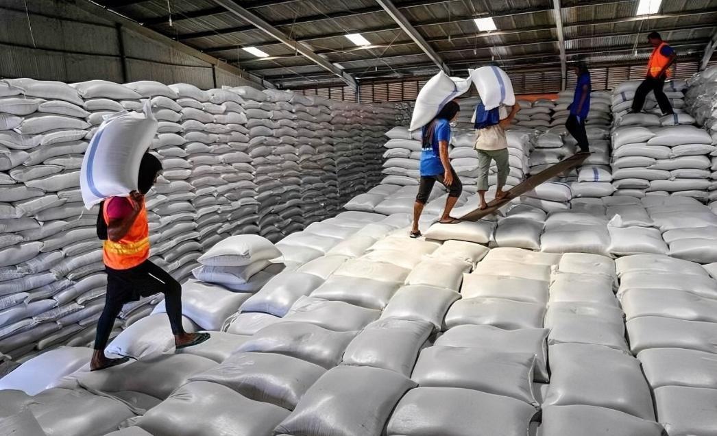 印尼公开喊话中国，推介人民币债券。

当地时间2月25日，印度尼西亚宣布开始推介