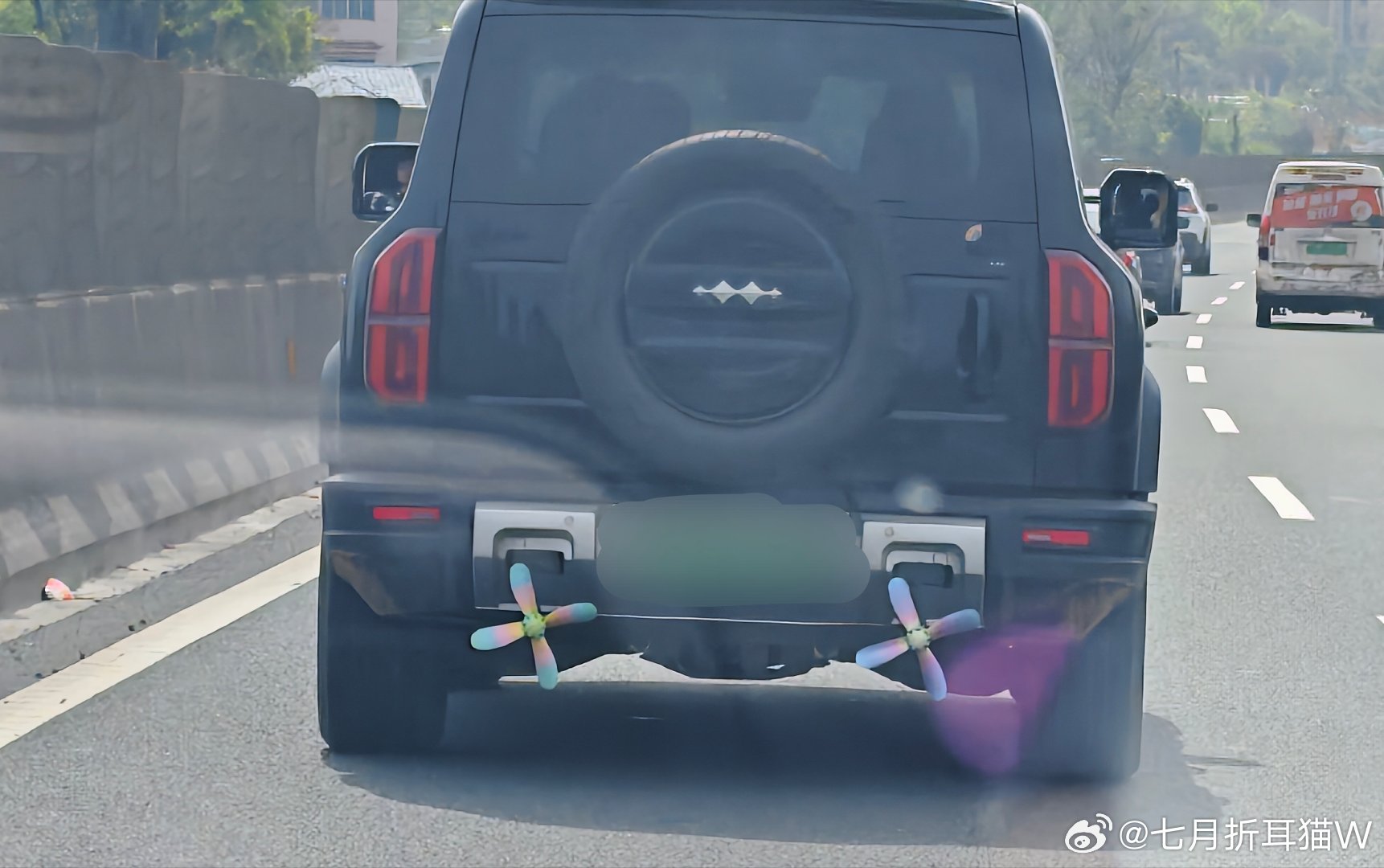 在回老家的路上，遇到一辆车尾戴两风车的车，有意思，有点可爱捏，跟在后面光看两风车