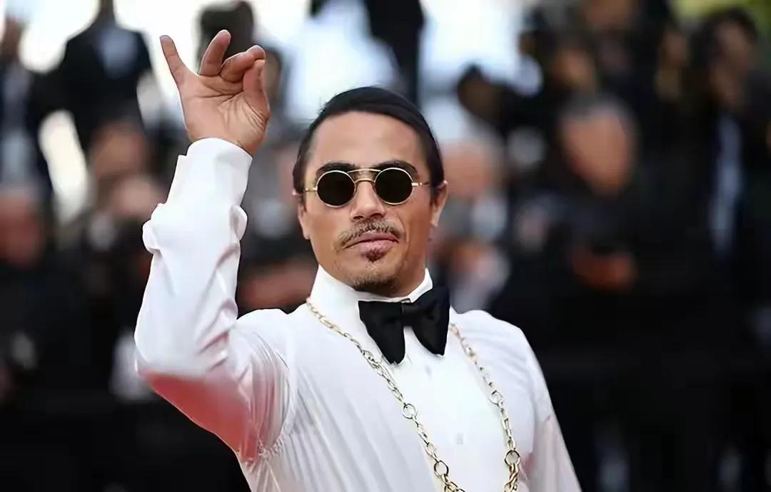 网红撒盐哥的餐饮帝国倒塌了！
就是那个世界著名网红，有自己独特的撒盐姿势，不少世