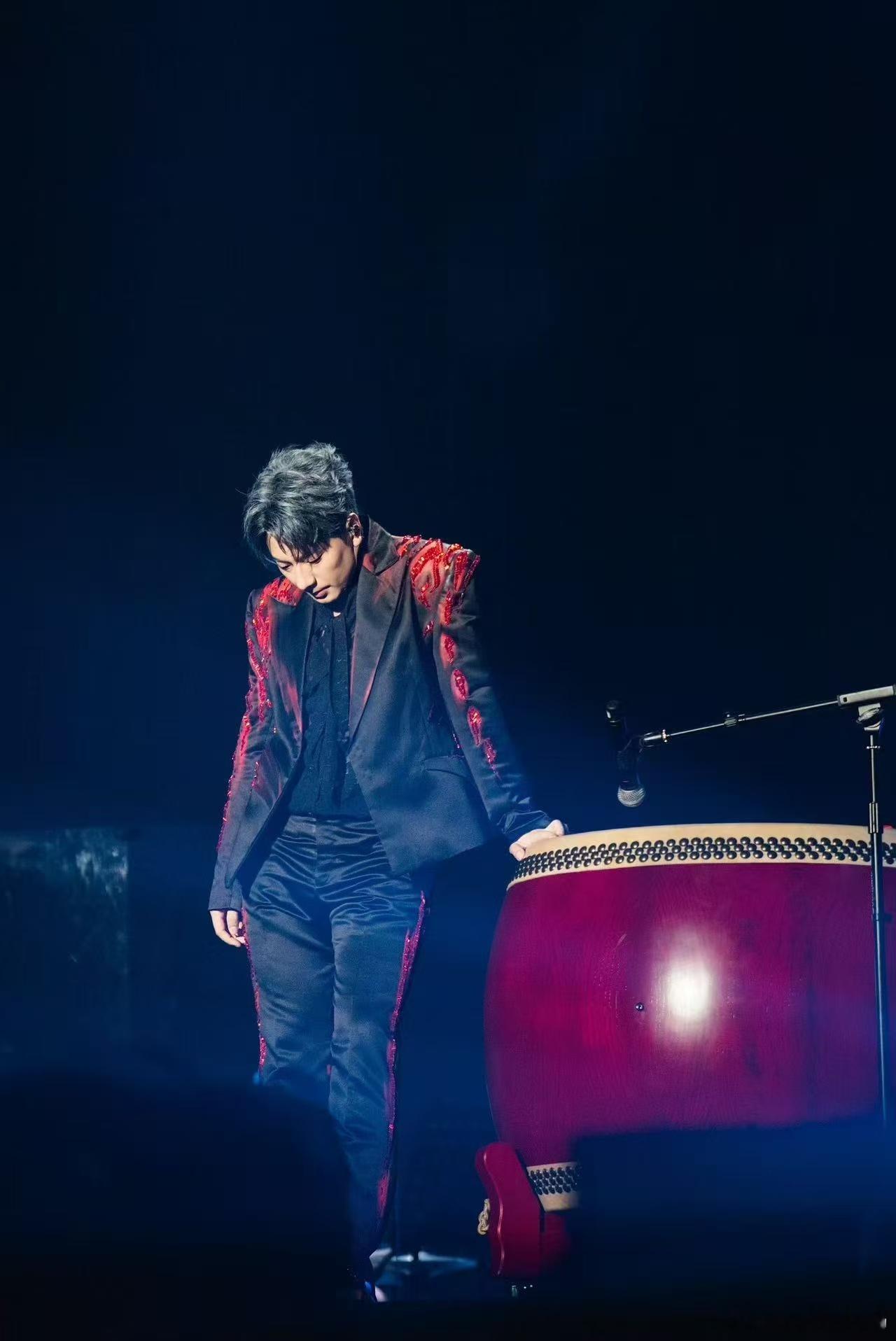 海来阿木[超话]海来阿木巡演粉丝年龄跨度 不论你是70后、80后还是10后，海来