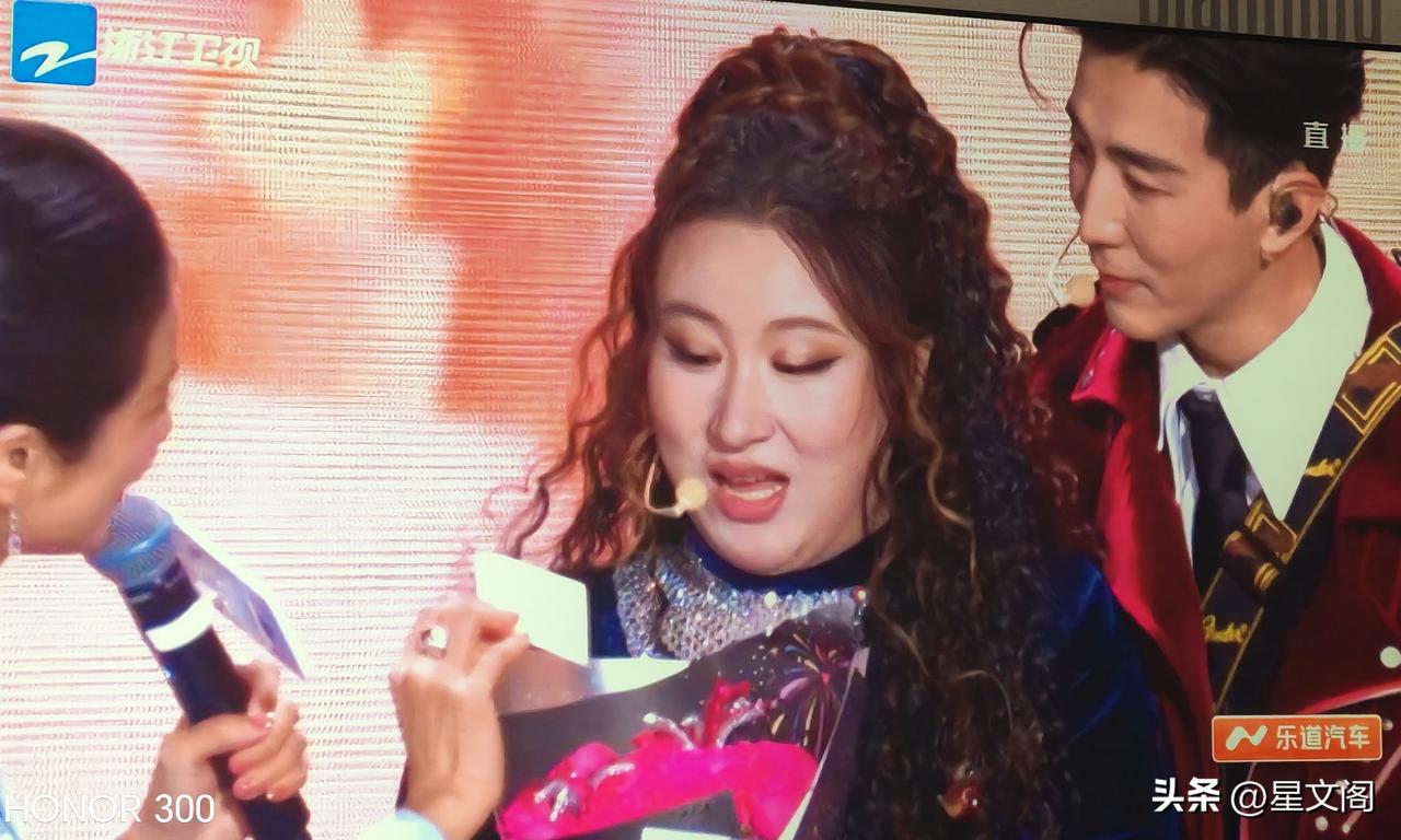 这大概是第一个在跨年晚会上求婚的人了
…

就在刚才上演了震撼全网的历史性的一幕