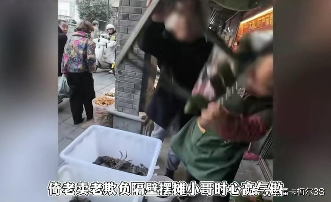 南京摆摊夫妻砸摊耍横，得知要拘15天秒怂道歉
 
南京有个摆摊卖大闸蟹的博主陈大