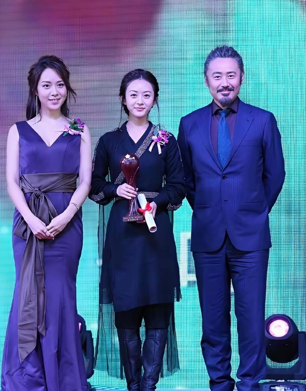 到现在都记得当年赵丽颖就因为穿了这身衣服去领奖而被群嘲，当年嘲笑她的人肯定没想到
