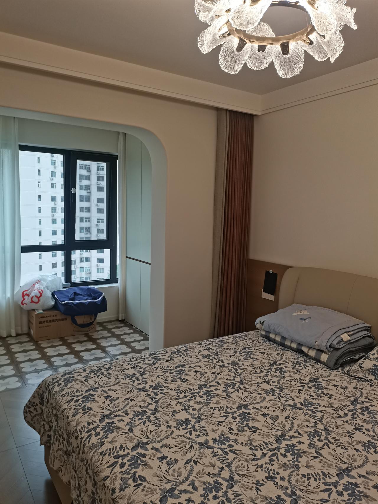 昨日午后，我在院里和邻居闲聊，她忽然开口问我，你家姑娘装修房子花了多少？单是更换