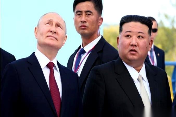 前线突然哑火了。
乌克兰那边放风说，朝鲜的炮弹，断供了。说得有鼻子有眼的，今年给