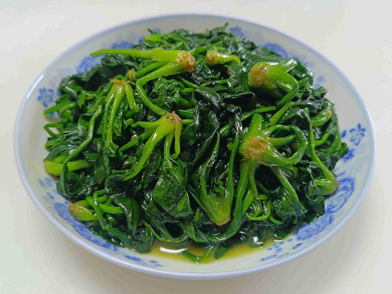 菠菜...比青菜更青菜的蔬菜
老己大聪明，只因最爱吃它
口感好、更营养、更大力