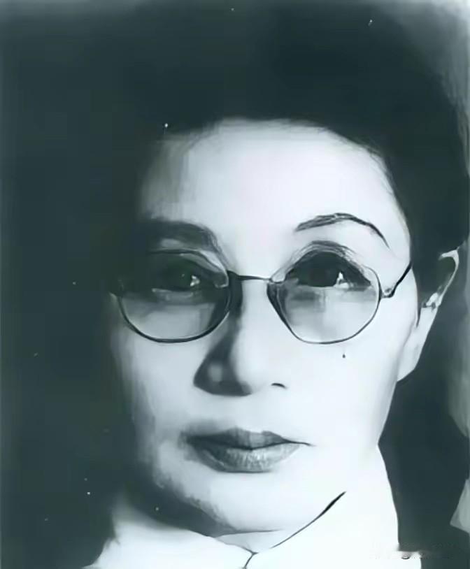 1909年，16岁的白薇被丈夫搬板凳砸断脊背，婆婆扑上来生生咬断她的脚筋，她拖着