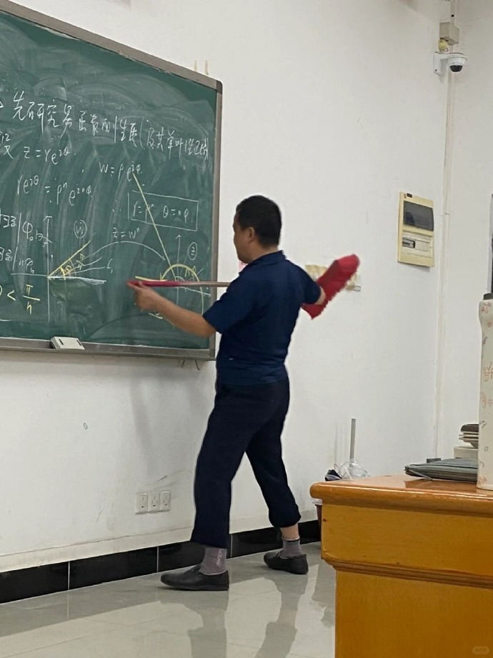 扫把：这辈子也没想过能当把尺 ​​​