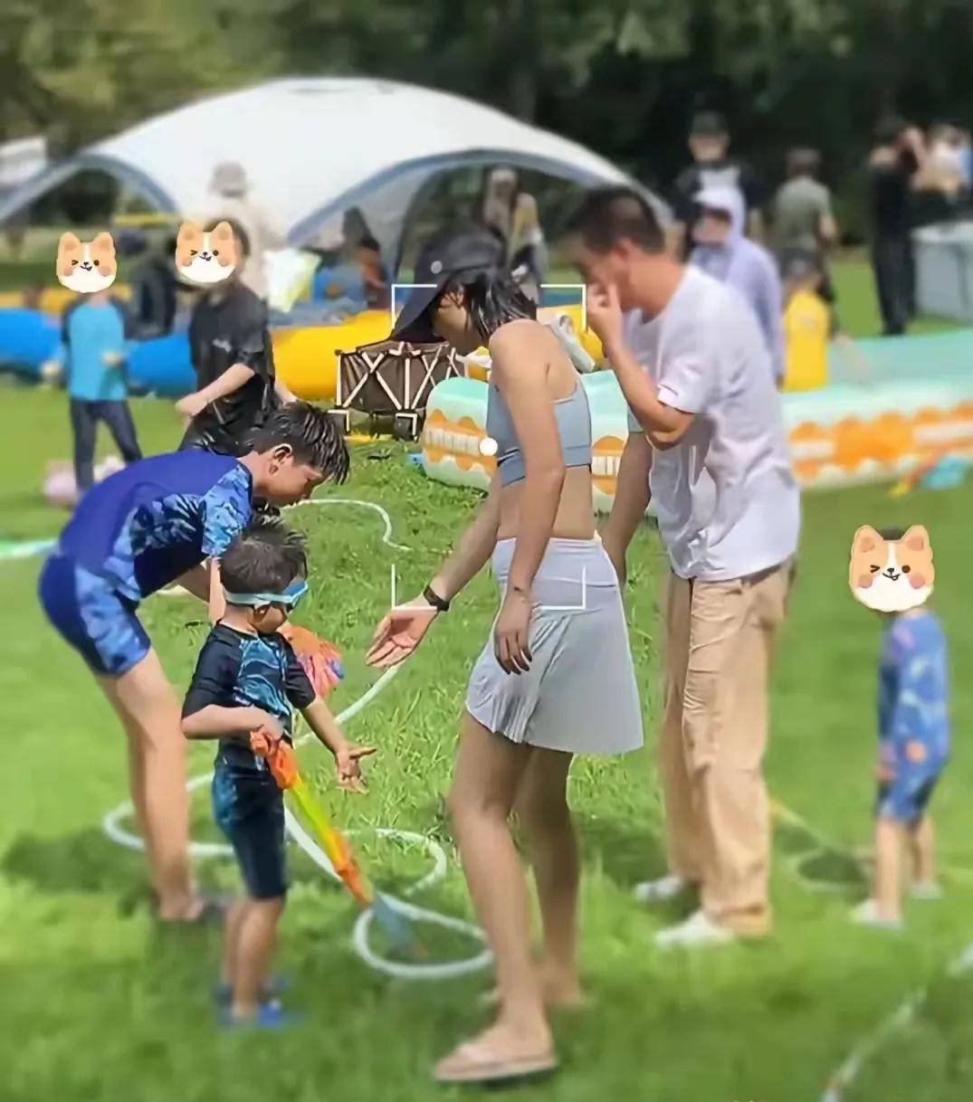 朱丹陪娃参加亲子活动，周一围秀手臂肌肉，两口子现场打闹太腻歪

朱丹和周一围这一