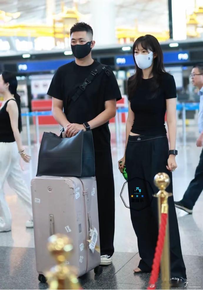46 岁李艾现身机场，状态绝佳，嫩如 26 岁。身后老公身材高大似保镖，夫妻同框