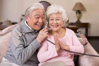 你把时间给了工作，却把等待留给了父母
前几天刷到一个话题 “成年人的不孝，是总说