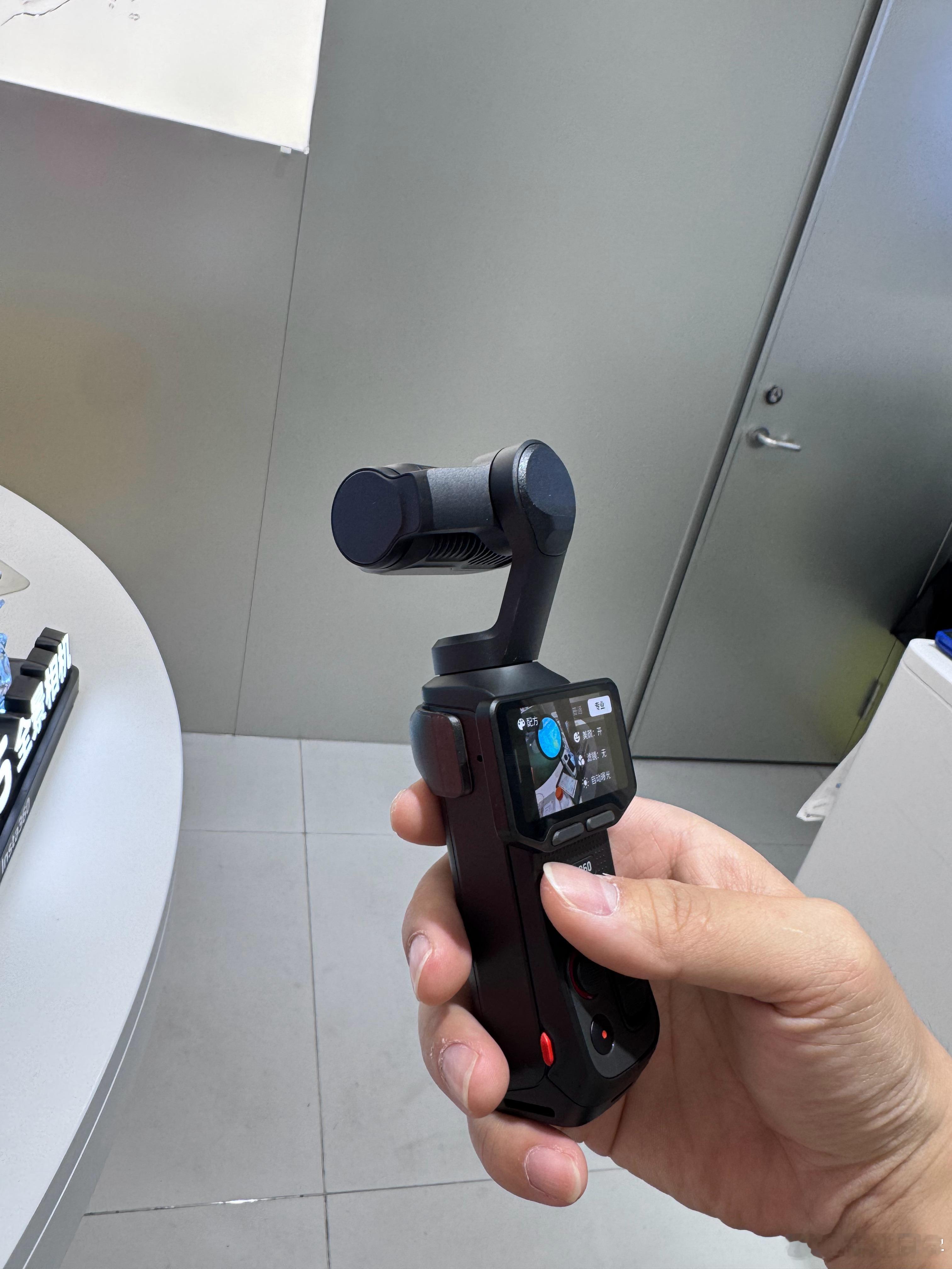 在机场影石的店看了下Luna，我就一个感受，这握柄手感要比我的pocket3好不