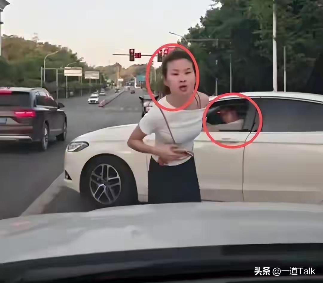 大快人心！重庆“口水姐”身份曝光，行拘只是开胃菜，丈夫被牵连！

晚高峰加油站出