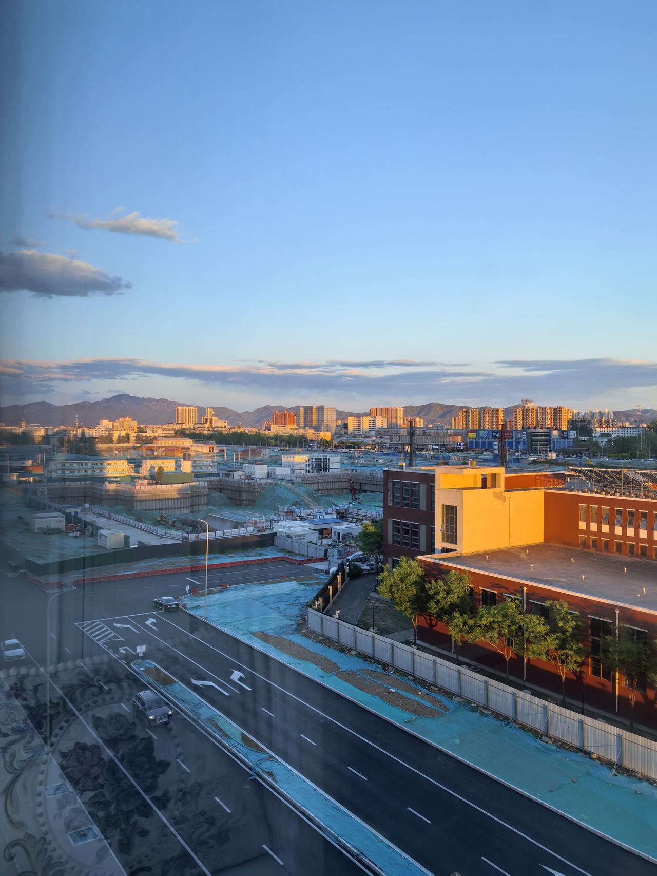 晚饭后当我站在窗前向外看的时候，哇！让我惊呆了，好久没有这么好天了，晚霞映照远处