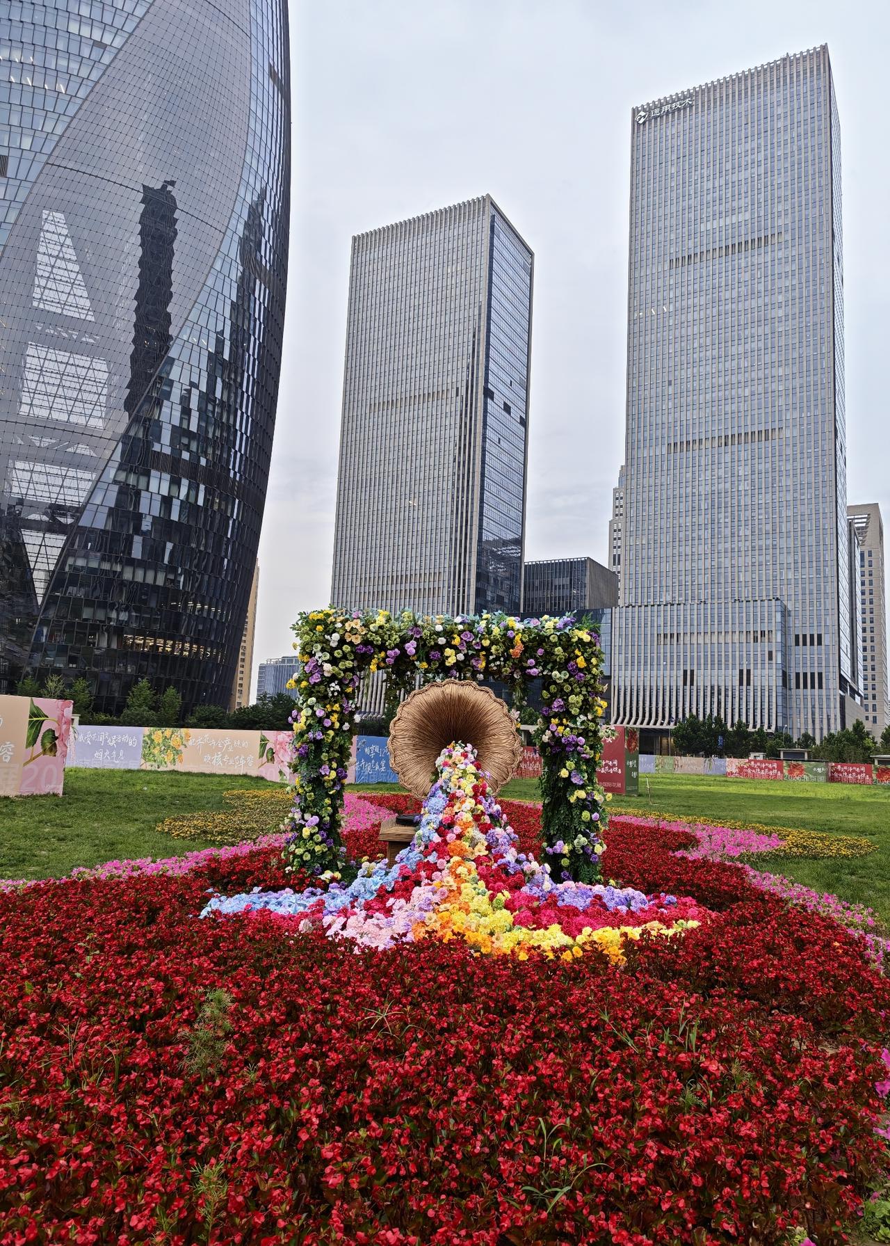 没拍全的大楼，能看出是哪个建筑吗？来过丽泽商务区的人应该能猜到吧。
丽泽商务区的
