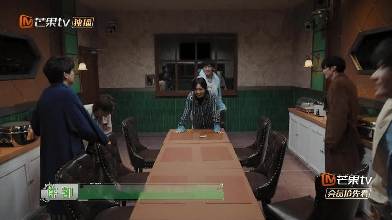 密室大逃脱 我的评分：陈哲远鞋丢了命也快没了陈哲远被吓到鞋丢了每周密逃快乐全靠陈
