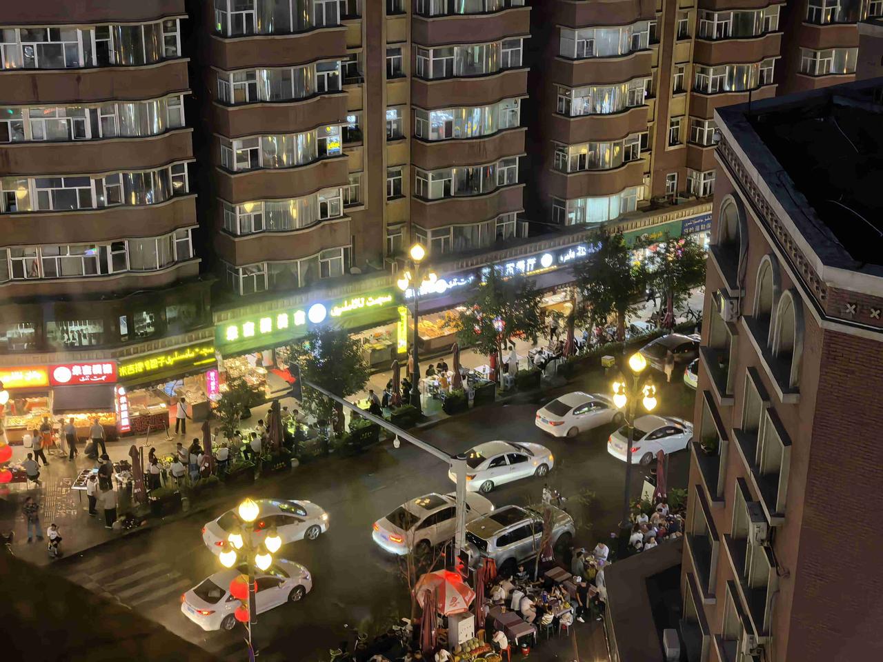 乌鲁木齐的时差感真的太浓了，内地都快凌晨了，这儿才是一天最热闹的时候。
窗外大巴