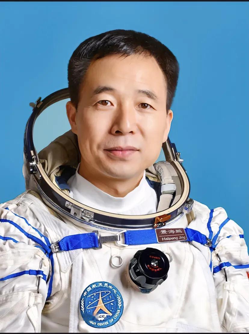 我国航天员获得勋章等级：
1、杨利伟———-航天功勋奖章（航天英雄）
2、王亚平